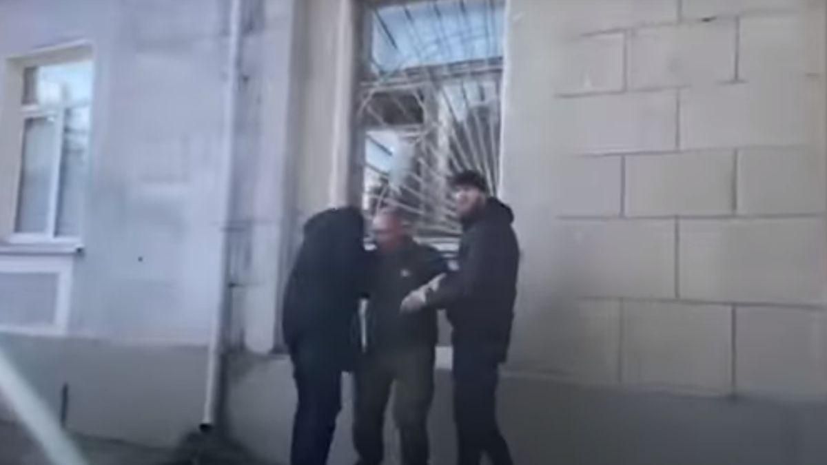 Напад на журналістів "УП": показали відео з бодікамери поліцейського, на якому є Петровський - Новини Дніпро - 24 Канал