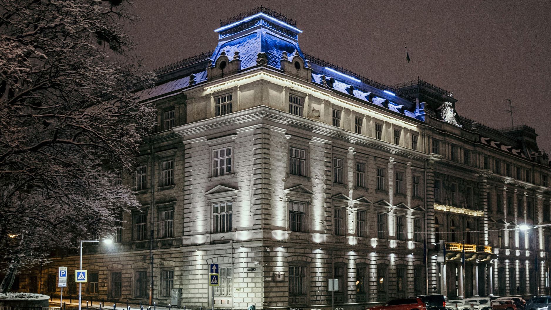 Ко Дню единения ЛОГА подсветили сине-желтым: удивительное фото Ко Дню единения ЛОГА подсветили сине-желтым: удивительное фото