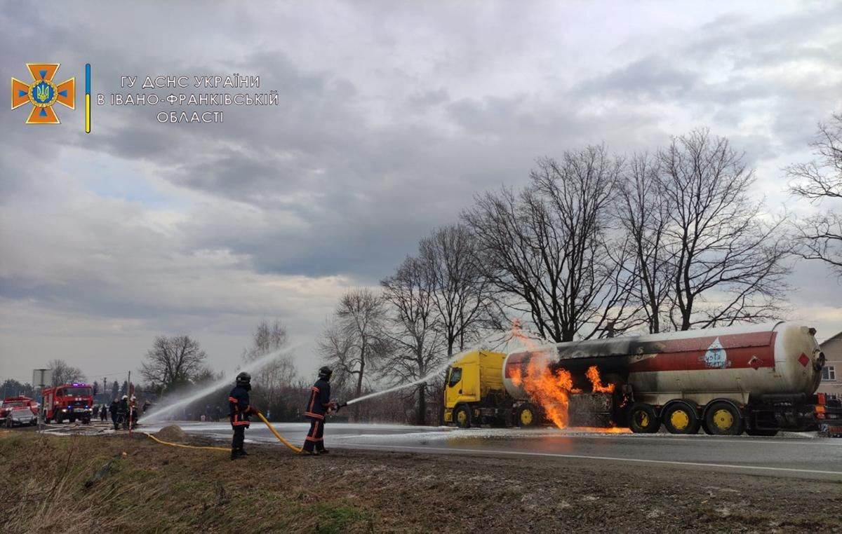 Людей эвакуировали из домов: на Прикарпатье второй день горит цистерна с газом Людей эвакуировали из домов: на Прикарпатье второй день горит цистерна с газом