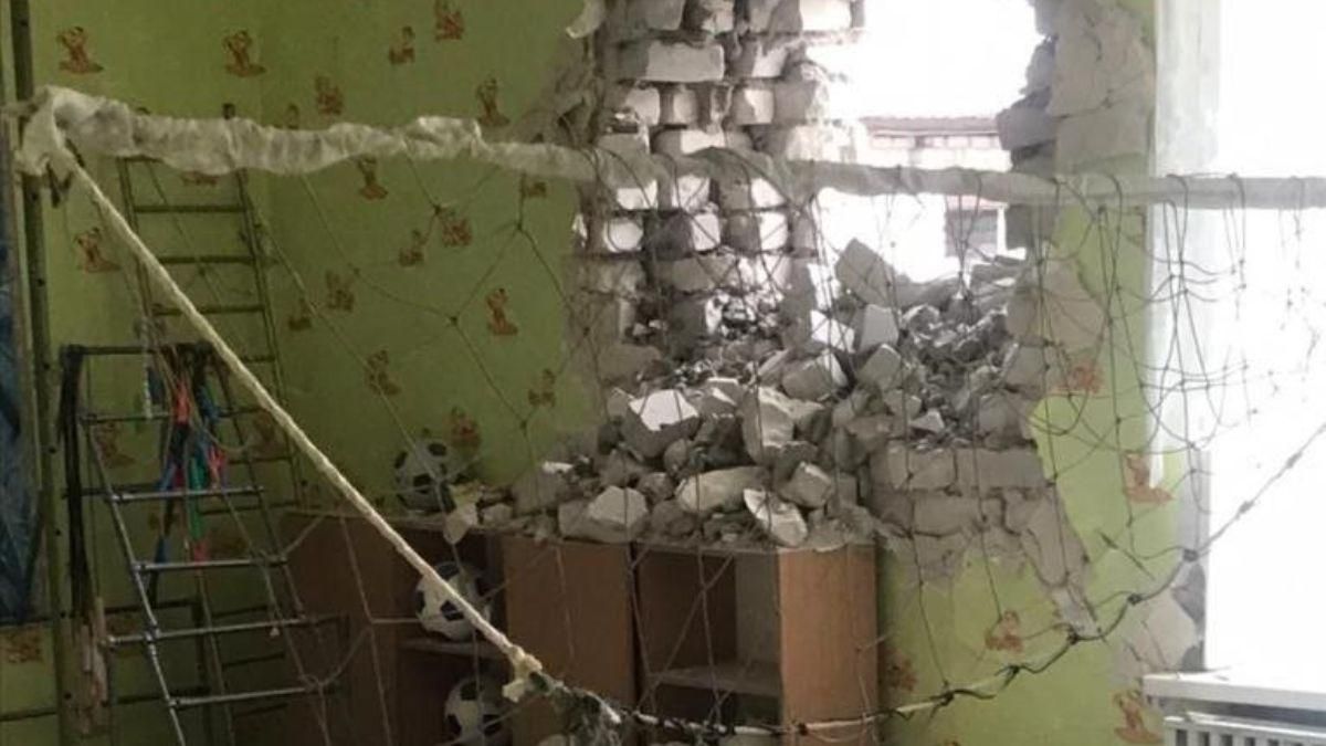 Обстріл дитсадка в Станиці Луганській: у мережі з'явилось моторошне відео наслідків - Україна новини - 24 Канал Обстріл дитсадка в Станиці Луганській: у мережі з'явилось моторошне відео наслідків - Україна новини - 24 Канал