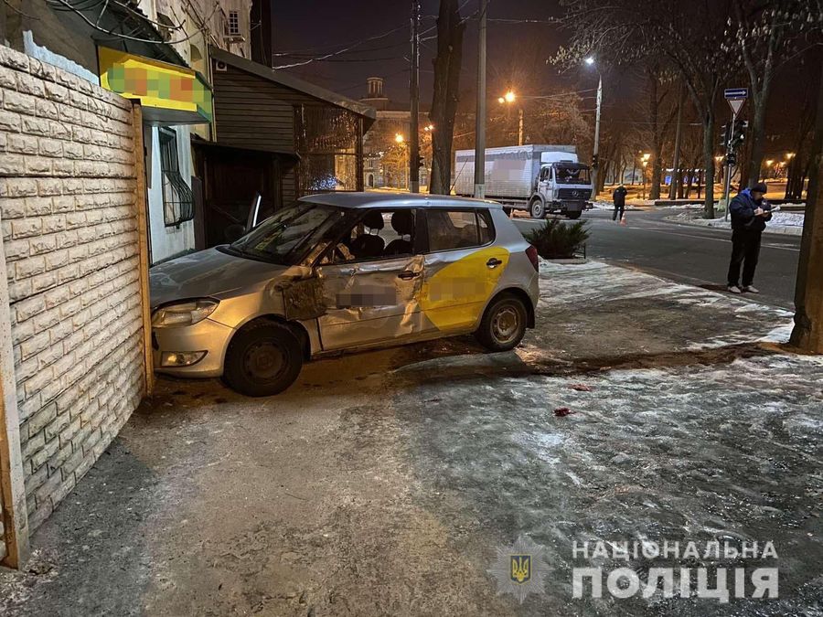Вантажівка зіткнулася з таксі у Харкові