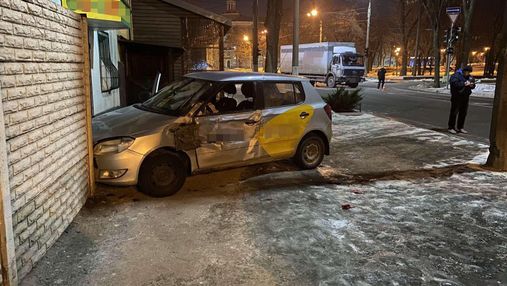 Вантажівка зіткнулася з таксі у Харкові: постраждали 15-річні дівчата