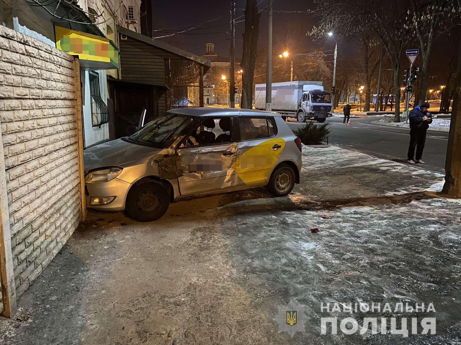 Грузовик столкнулся с такси в Харькове: пострадали 15-летние девушки