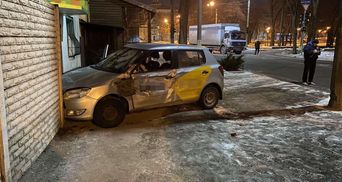 Грузовик столкнулся с такси в Харькове: пострадали 15-летние девушки