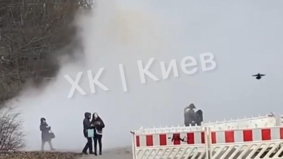 Водяний стовп на кілька метрів: у Києві потужно прорвало трубу – відео з місця події - Свіжі новини Києва - Київ