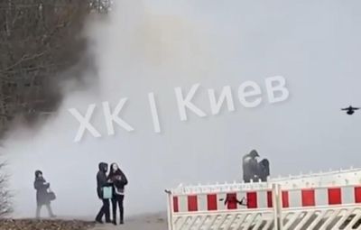 Водяний стовп на кілька метрів: у Києві потужно прорвало трубу – відео з місця події