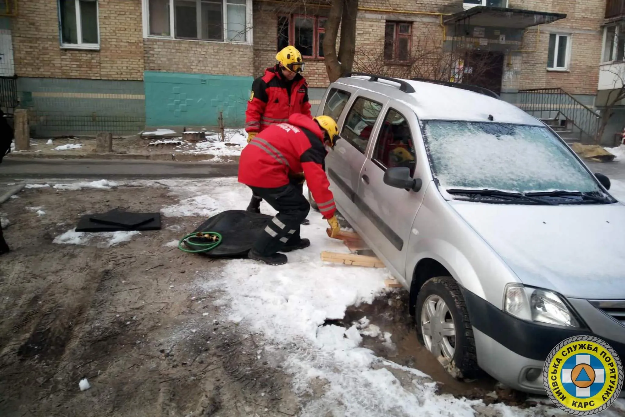 У Києві через прорив на теплотрасі авто провалилися під асфальт