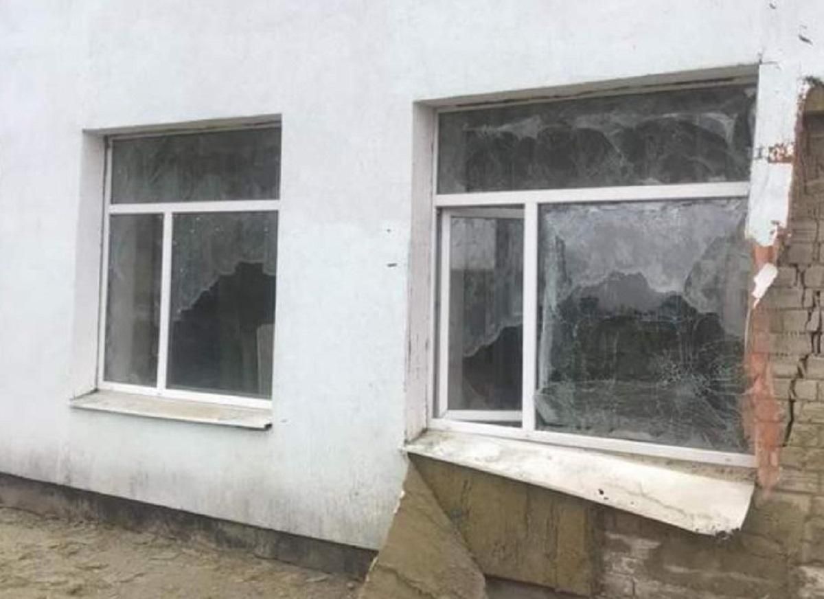 Оккупанты обстреливают поселки на Донбассе: людей призывают оставаться дома Оккупанты обстреливают поселки на Донбассе: людей призывают оставаться дома