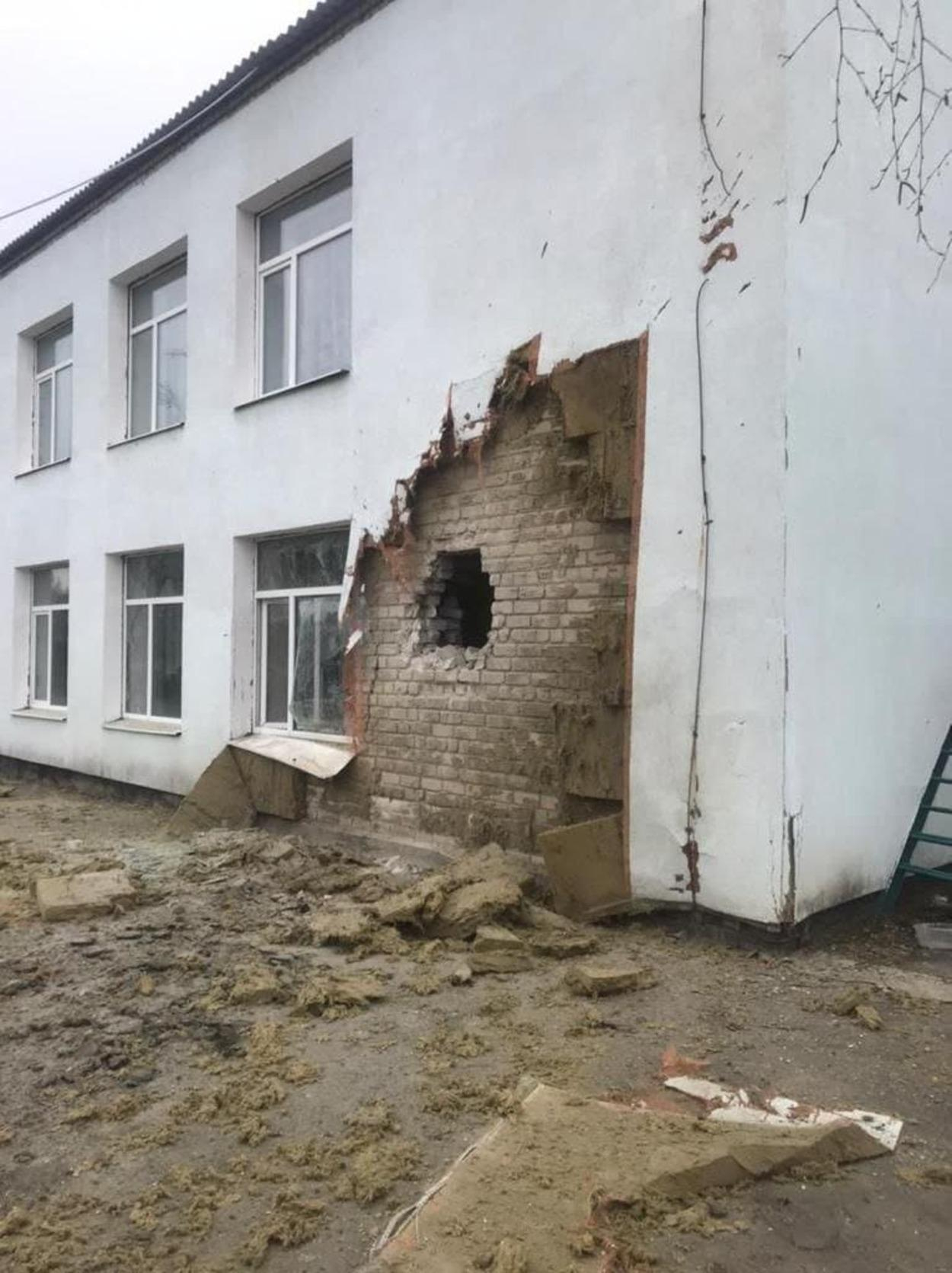 В здании было 20 детей: военные рассказали о циничном обстреле детского сада в Станице Луганской