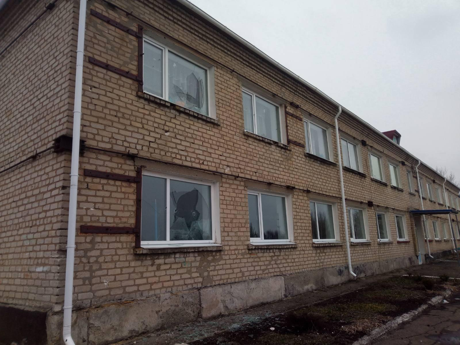 Снаряд влучив у двір, учнів евакуювали в підвали: бойовики обстріляли школу на Луганщині - Україна новини - Освіта