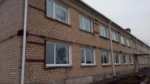 Снаряд влучив у двір, учнів евакуювали в підвали: бойовики обстріляли школу на Луганщині