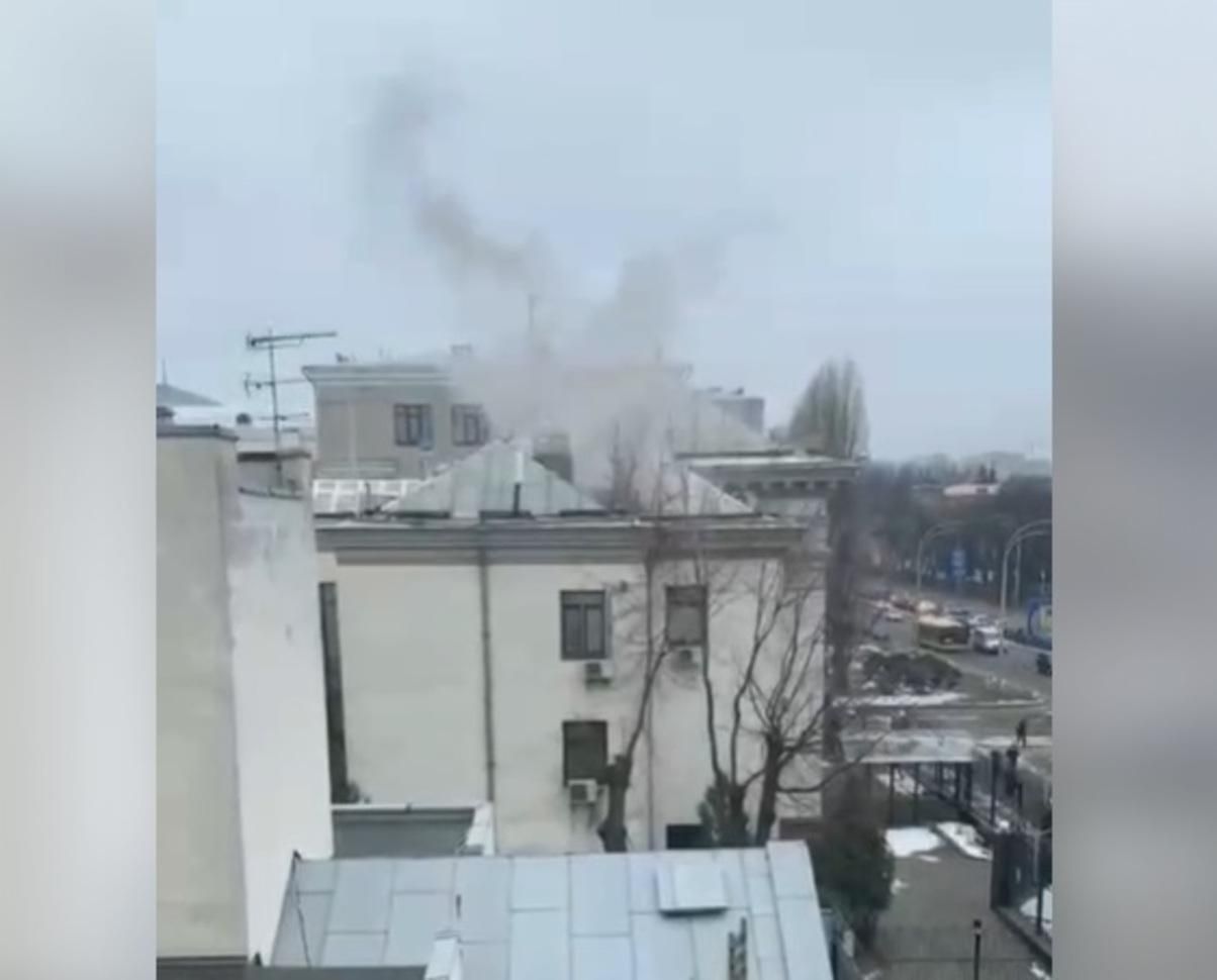 Не выборы Папы: из здания посольства России пошел белый дым