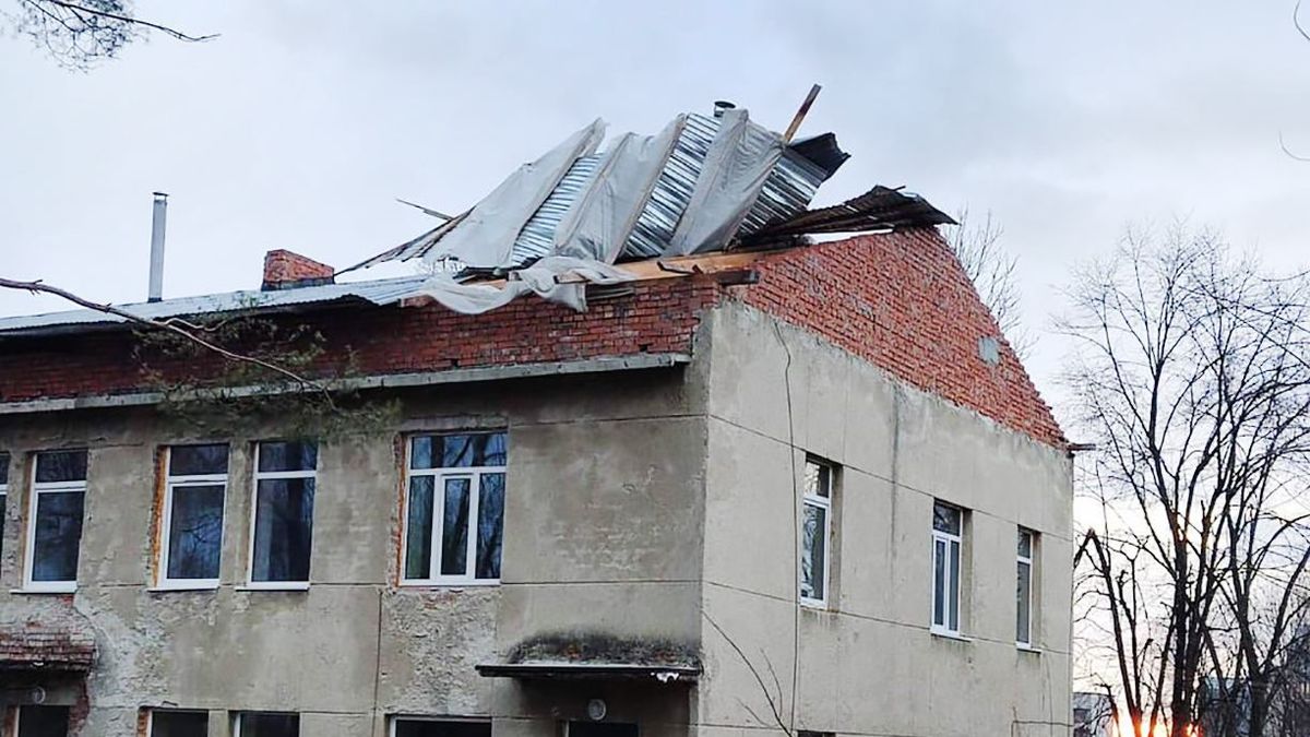 На Львовщине свирепствует ненастье: ураган сорвал крышу больницы в Стебнике – жуткие фото