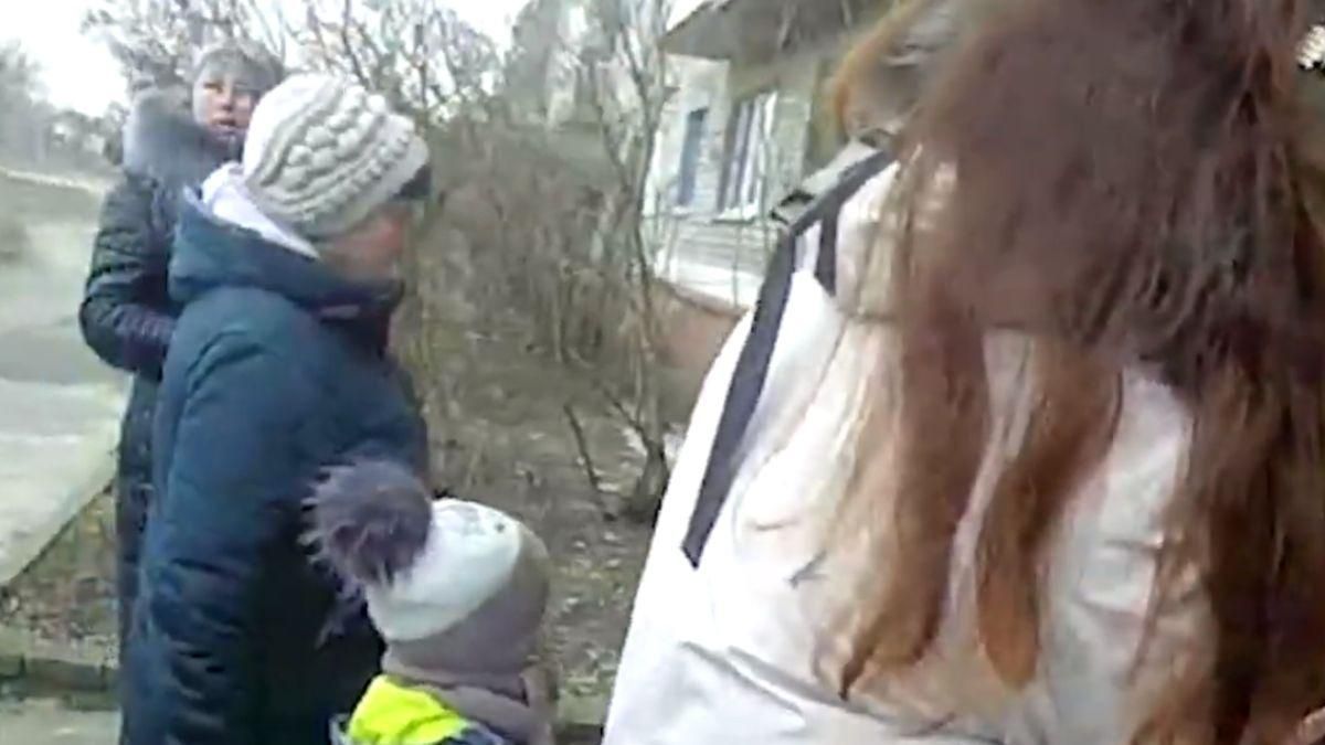 Воспитатели бежали с детьми в подвал: видео эвакуации из-под обстрела детсада на Донбассе Воспитатели бежали с детьми в подвал: видео эвакуации из-под обстрела детсада на Донбассе