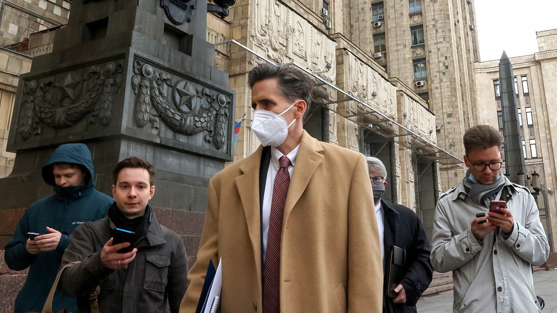 Россия выслала из страны заместителя посла США: как отреагировали в Вашингтоне Россия выслала из страны заместителя посла США: как отреагировали в Вашингтоне