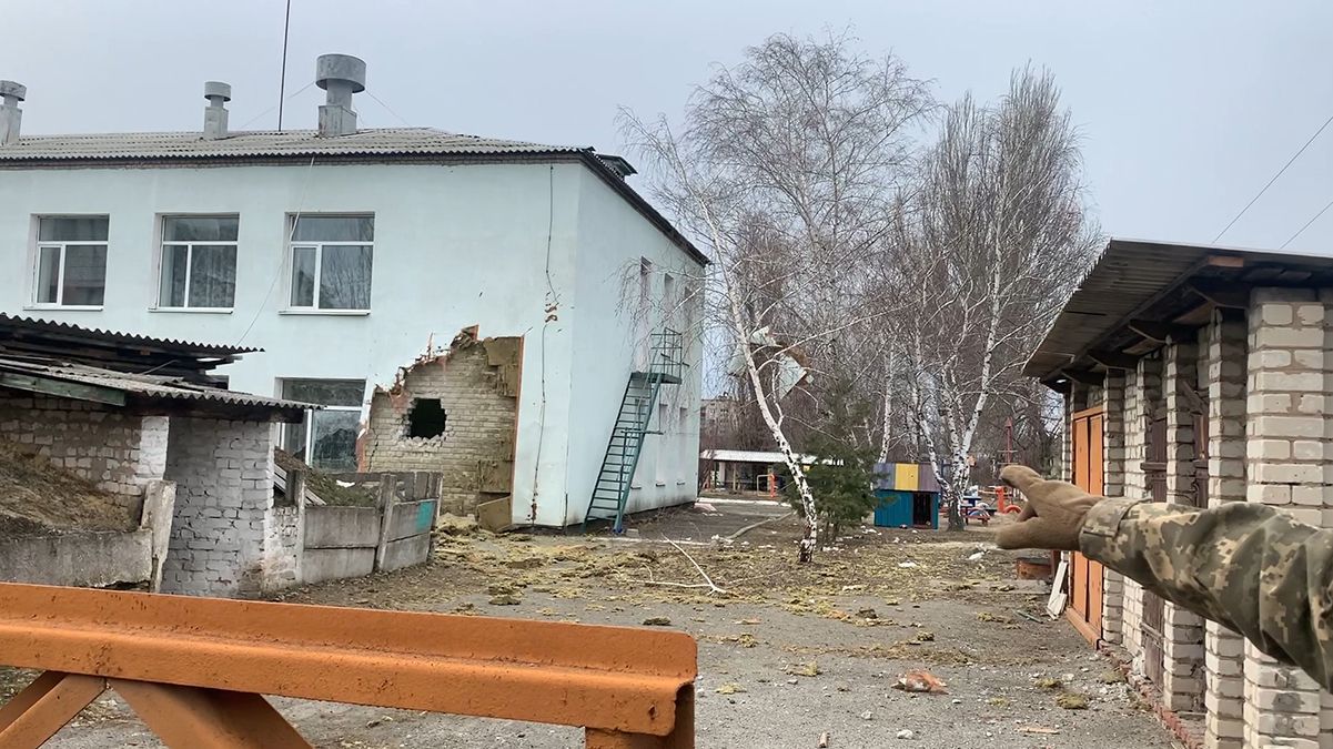 "Дети шли как окаменелые": свидетели рассказали о мощном обстреле детсада в Станице Луганской