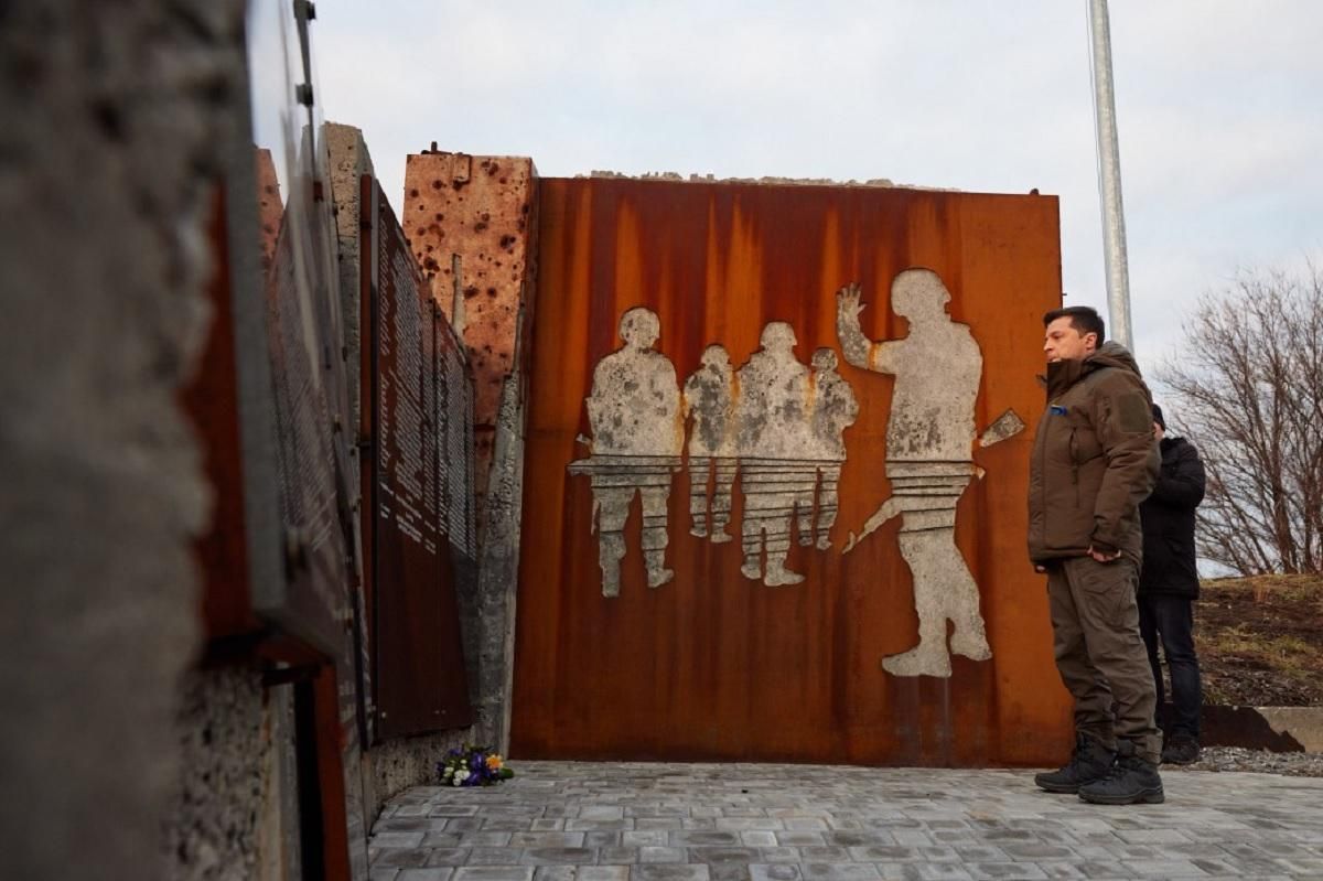 Зеленский почтил память погибших в боях за Авдеевку Зеленский почтил память погибших в боях за Авдеевку