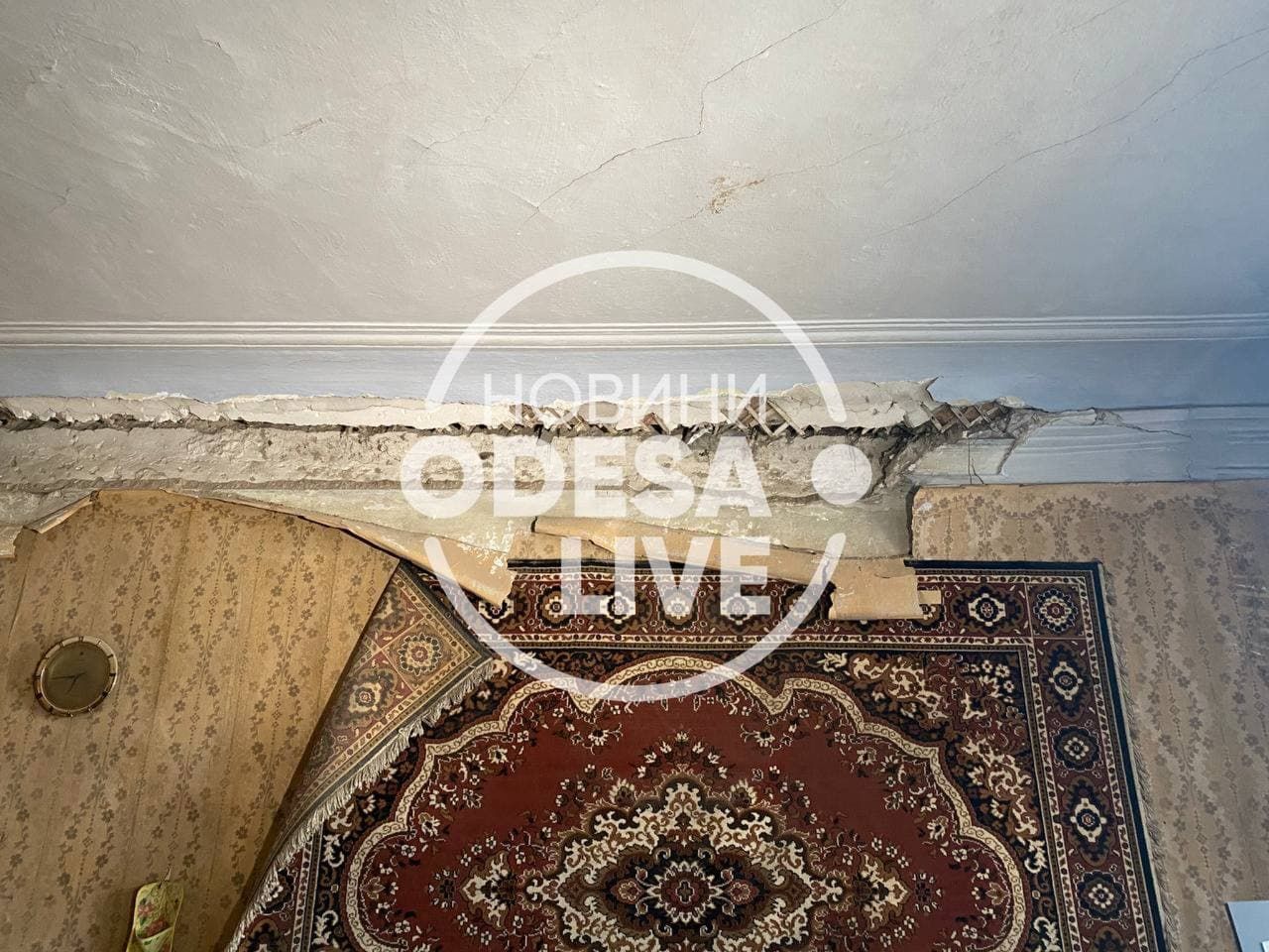 В центре Одессы потолок упал на головы жителей дома: видео с места происшествия В центре Одессы потолок упал на головы жителей дома: видео с места происшествия