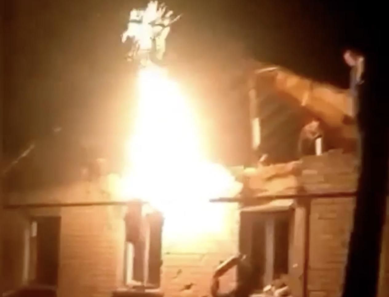У Станиці Луганській снаряд потрапив у будинок, почалася пожежа - Україна новини - 24 Канал