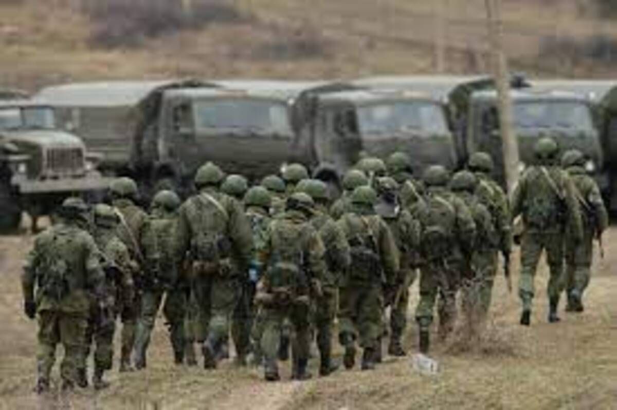 Россия говорит, что вывозит танки с  украинской границы за тысячу километров