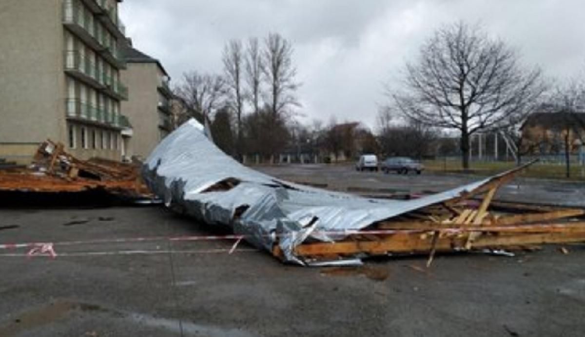 На Прикарпатье шквальный ветер сорвал крышу лицея и повалил дерево на маршрутку На Прикарпатье шквальный ветер сорвал крышу лицея и повалил дерево на маршрутку