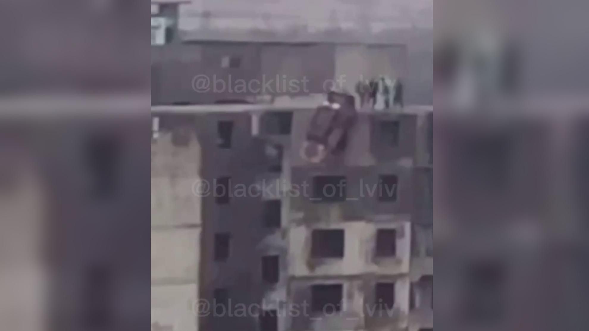 Во Львове неизвестные сбросили автомобиль с многоэтажки: видео момента падения Во Львове неизвестные сбросили автомобиль с многоэтажки: видео момента падения
