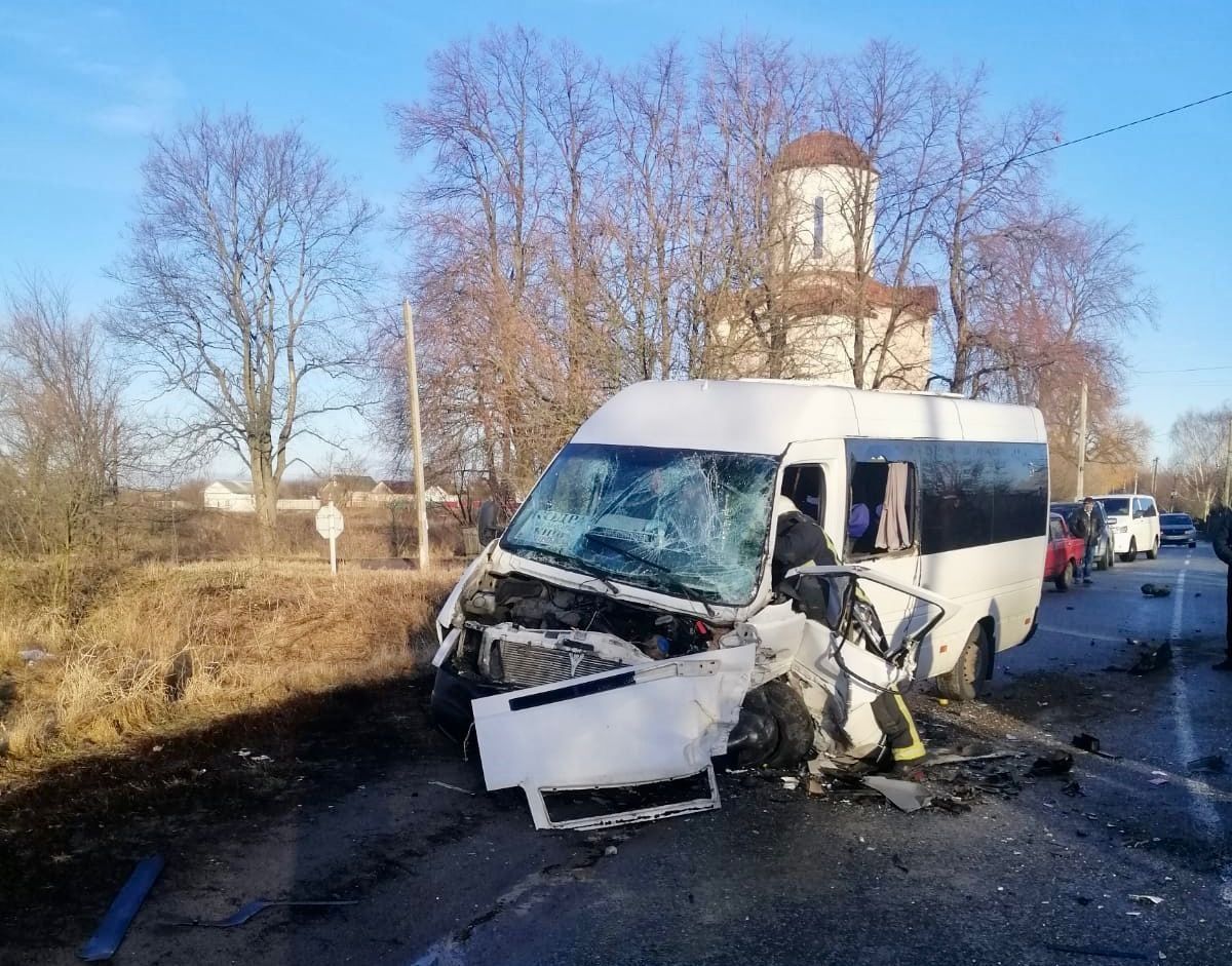Жуткая авария со многими пострадавшими: на Киевщине столкнулись легковушка и маршрутка Жуткая авария со многими пострадавшими: на Киевщине столкнулись легковушка и маршрутка