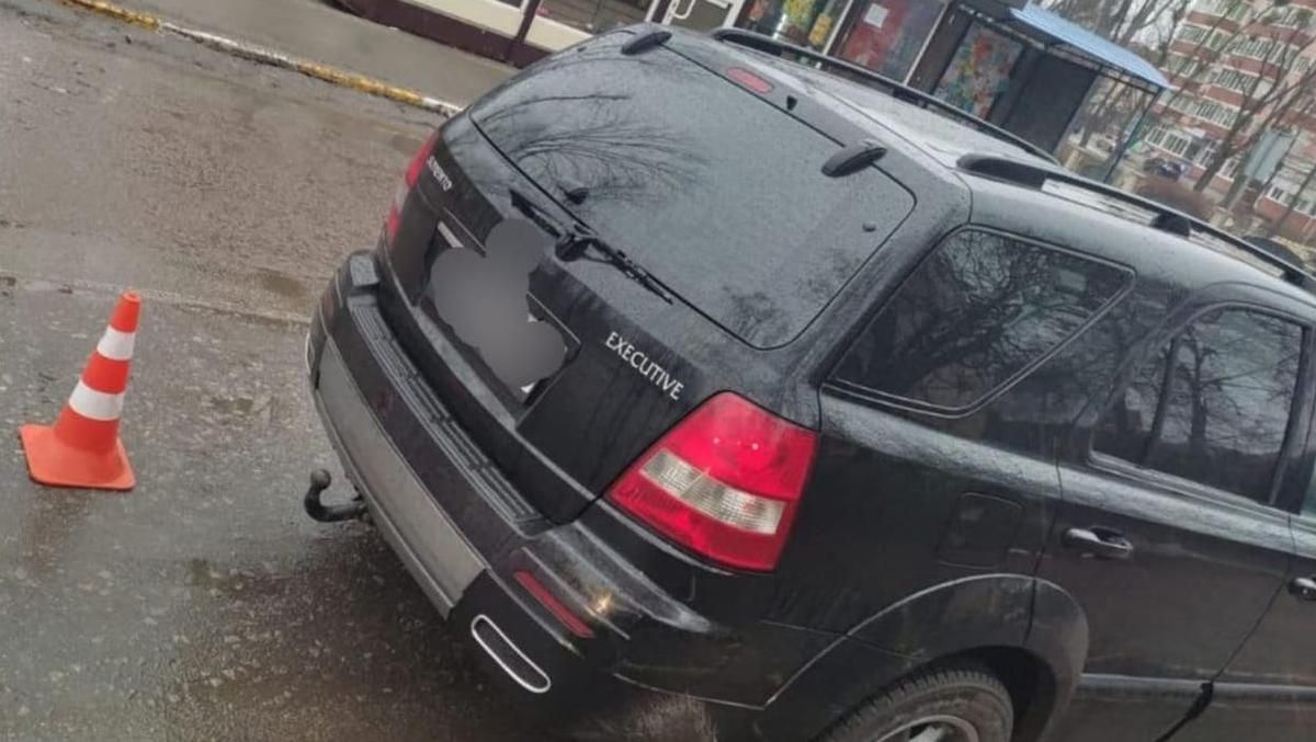 На Київщині жінка майже кілометр тягнула безхатька на фаркопі - Київ На Київщині жінка майже кілометр тягнула безхатька на фаркопі - Київ