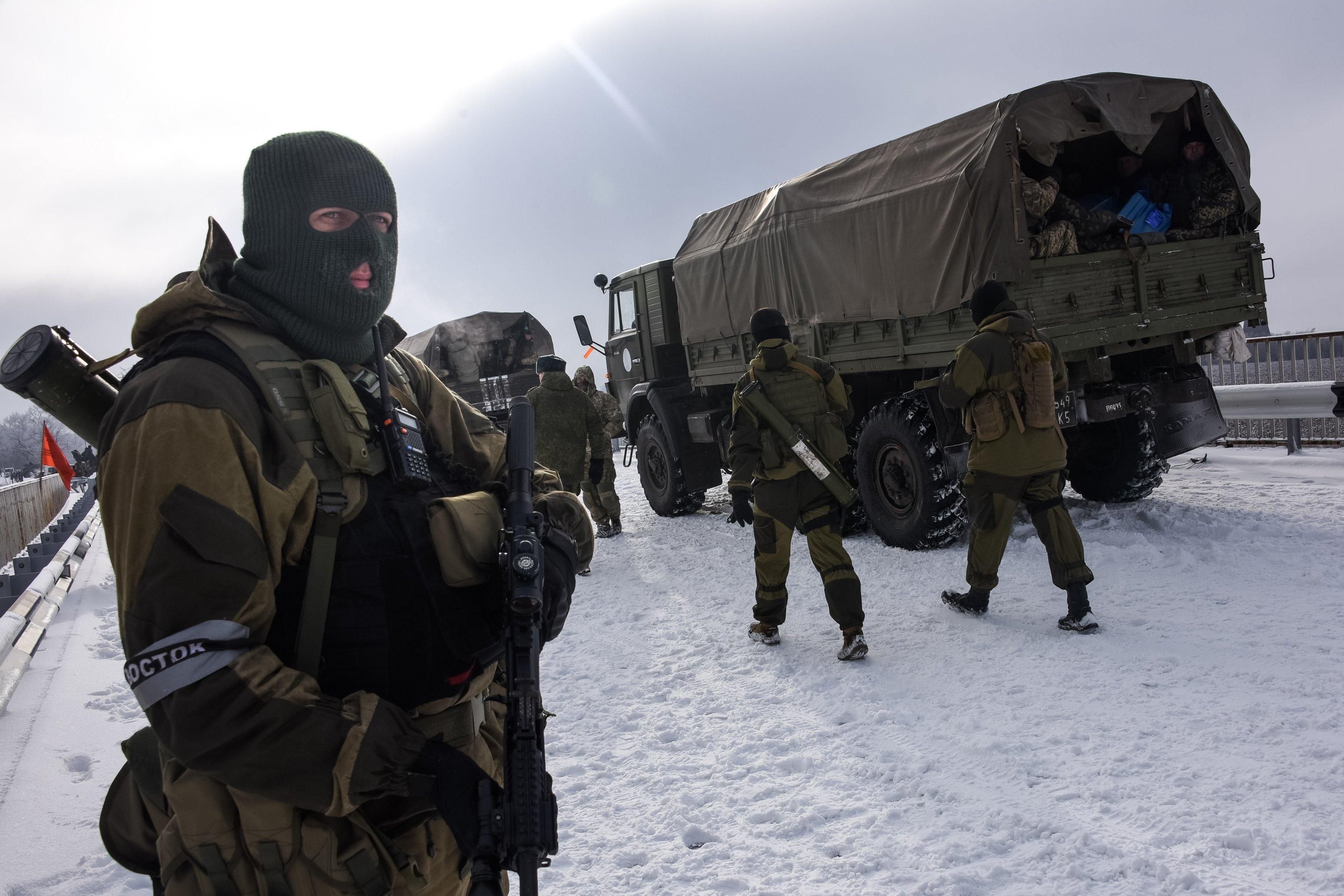 Окупанти на Донбасі заявили, що евакуйовують людей у Росію - Україна новини - 24 Канал