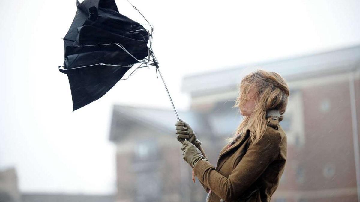 Мощные ветры не отступают: в Украине объявили штормовое предупреждение