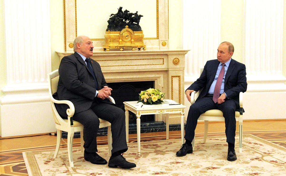С восторгом от учений и без длинного стола: Путин и Лукашенко провели переговоры