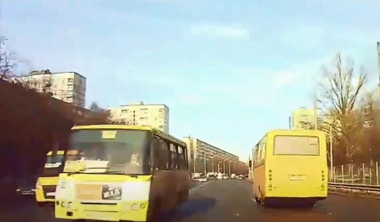 Вылетел на встречную полосу: в Киеве маршрутка едва не спровоцировала ДТП Вылетел на встречную полосу: в Киеве маршрутка едва не спровоцировала ДТП