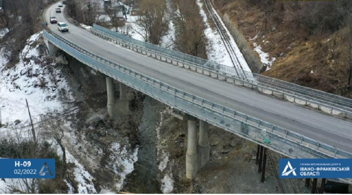 "Велике будівництво" завершує на Прикарпатті капремонт унікального шляхопроводу 1967 року