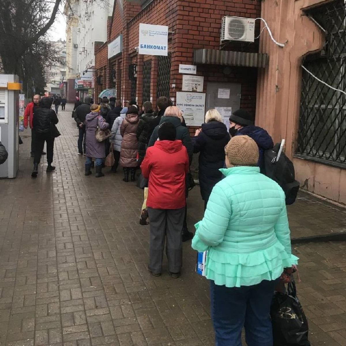 Величезні черги до банкоматів і заправок: в окупованому Донецьку почалась паніка серед населення - Новини Донецька сьогодні - 24 Канал