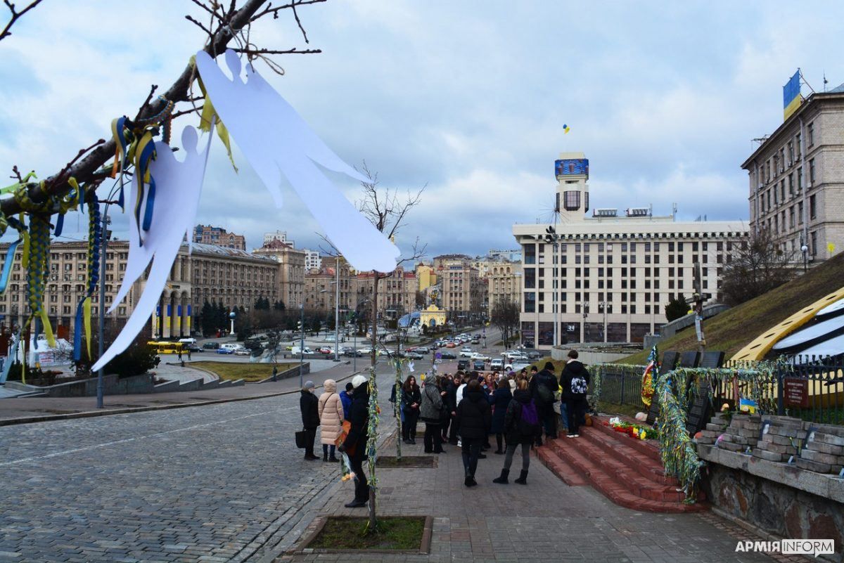 Сотни белых ангелов: в Киеве почтили героев Небесной Сотни