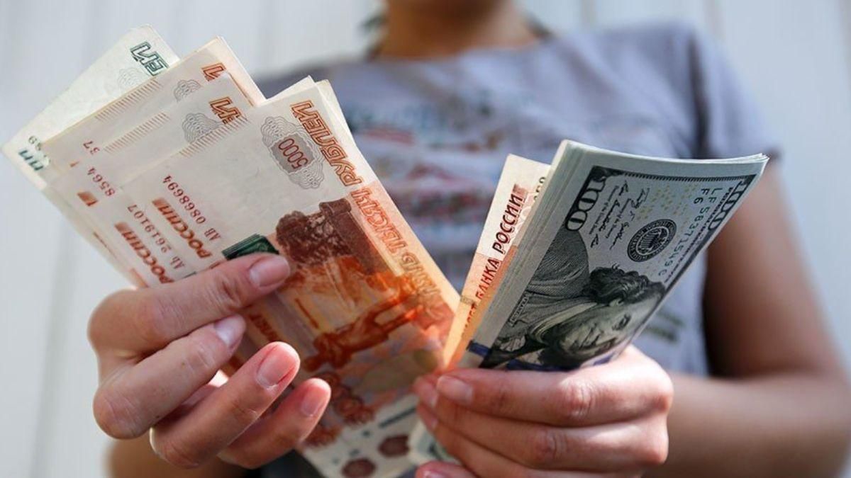 После сообщения об эвакуации украинцев из Донбасса в России резко "упал" рубль После сообщения об эвакуации украинцев из Донбасса в России резко "упал" рубль