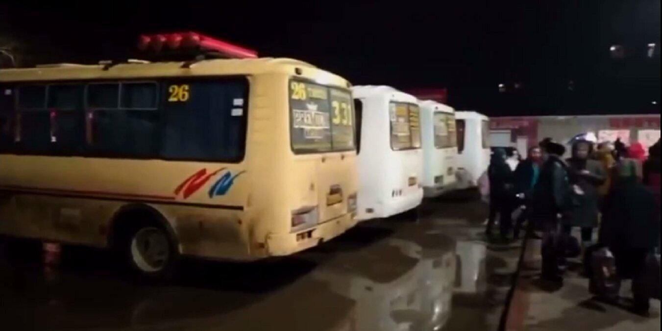 В окупованій Горлівці автобусів більше, ніж охочих евакуюватися: відео - Україна новини - 24 Канал