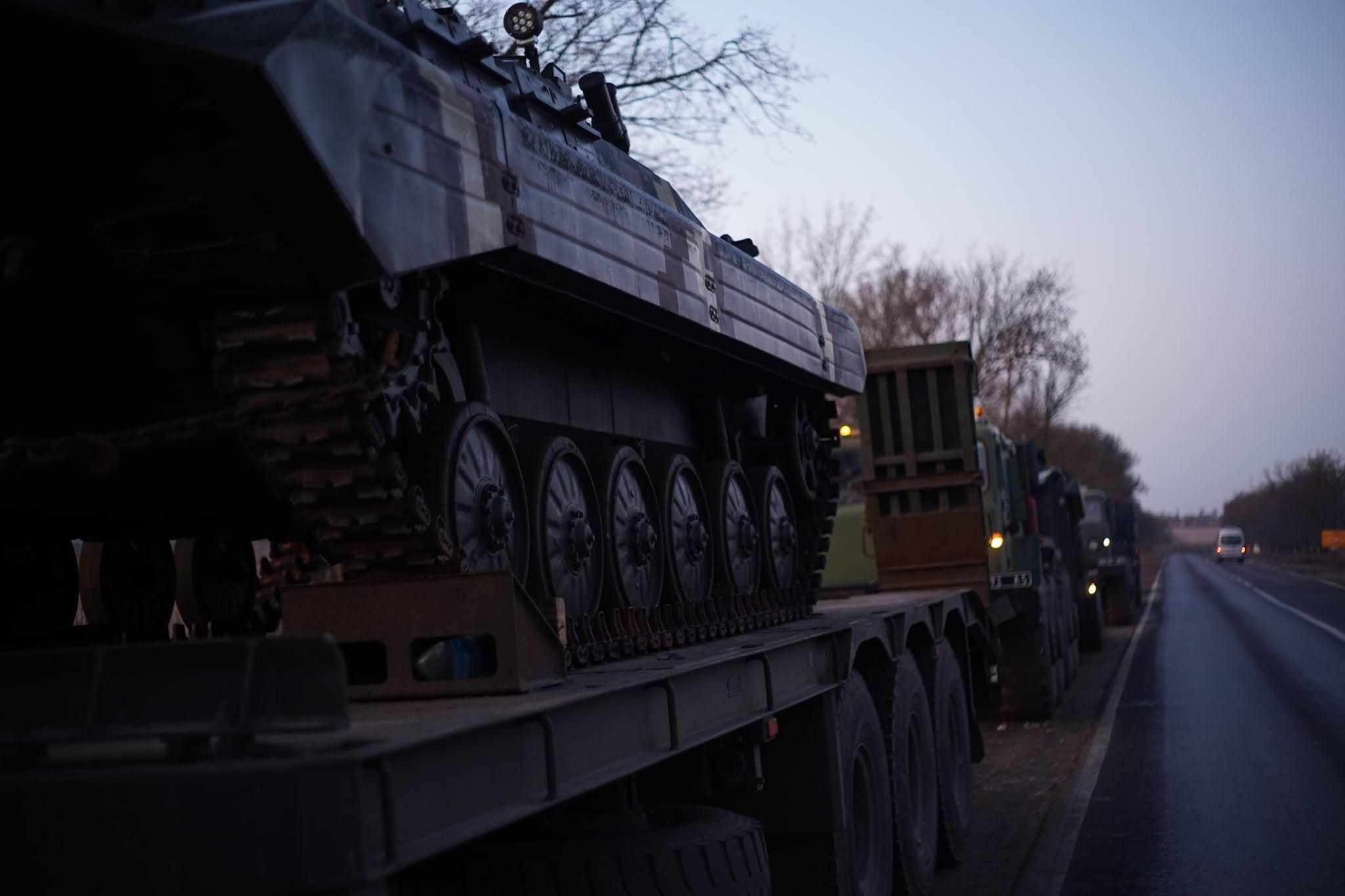 БТРы и грузовики: росСМИ показали движение военной техники возле границ с Украиной