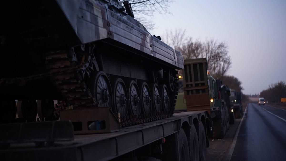 БТРы и грузовики росСМИ показали движение военной техники возле границ