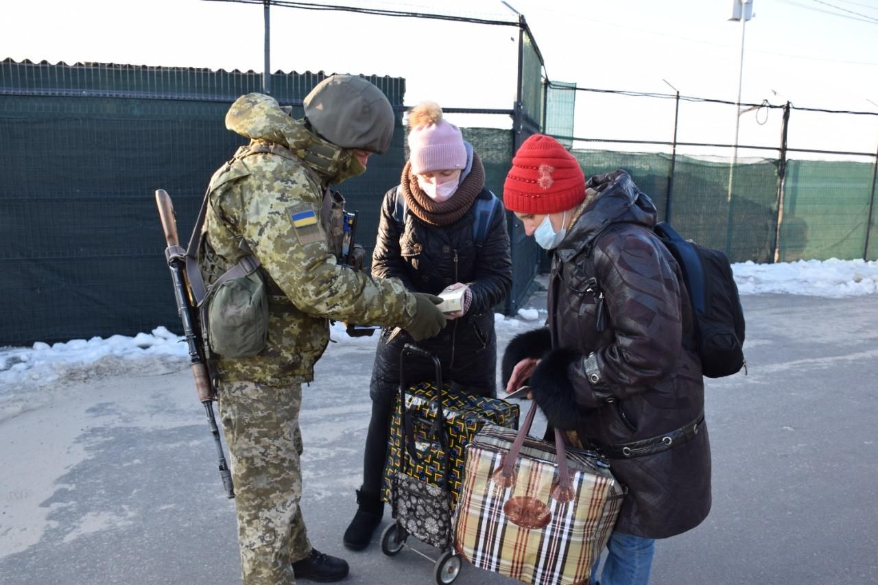 Провокують і блокують дорожні коридори: прикордонники про роботу КПВВ на Донбасі - Україна новини - 24 Канал
