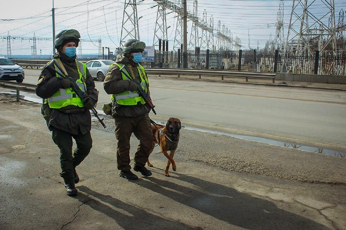 Привлекли военную технику и служебных собак: Днепровскую ГЭС взяли под усиленную охрану Привлекли военную технику и служебных собак: Днепровскую ГЭС взяли под усиленную охрану