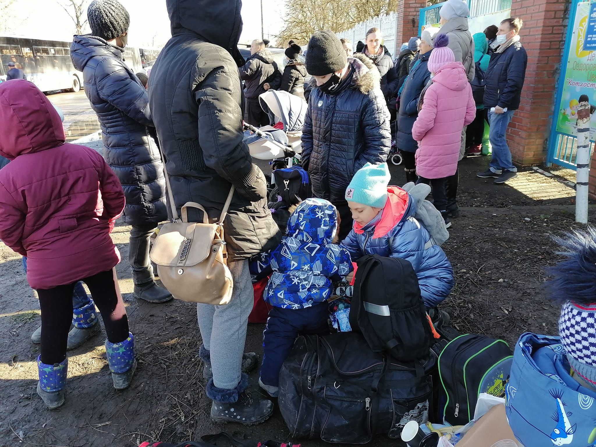 "Куди дітвору дівати": евакуйованих у Росію людей з Донбасу лишають напризволяще – відеофакт - Україна новини - 24 Канал