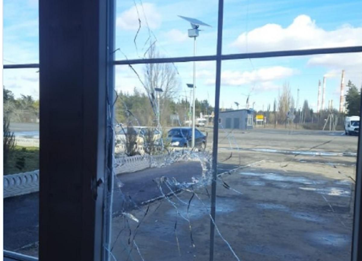 Бойовики обстрілюють Щастя: під ударом КПВВ і рятувальна частина – фото та відео з місця - Гарячі новини - 24 Канал Бойовики обстрілюють Щастя: під ударом КПВВ і рятувальна частина – фото та відео з місця - Гарячі новини - 24 Канал