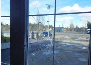 Бойовики обстрілюють Щастя: під ударом КПВВ і рятувальна частина – фото та відео з місця