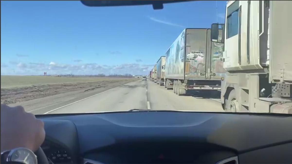 Під українським кордоном зафіксували колони вантажівок: їдуть на окуповані території - Україна новини - 24 Канал Під українським кордоном зафіксували колони вантажівок: їдуть на окуповані території - Україна новини - 24 Канал