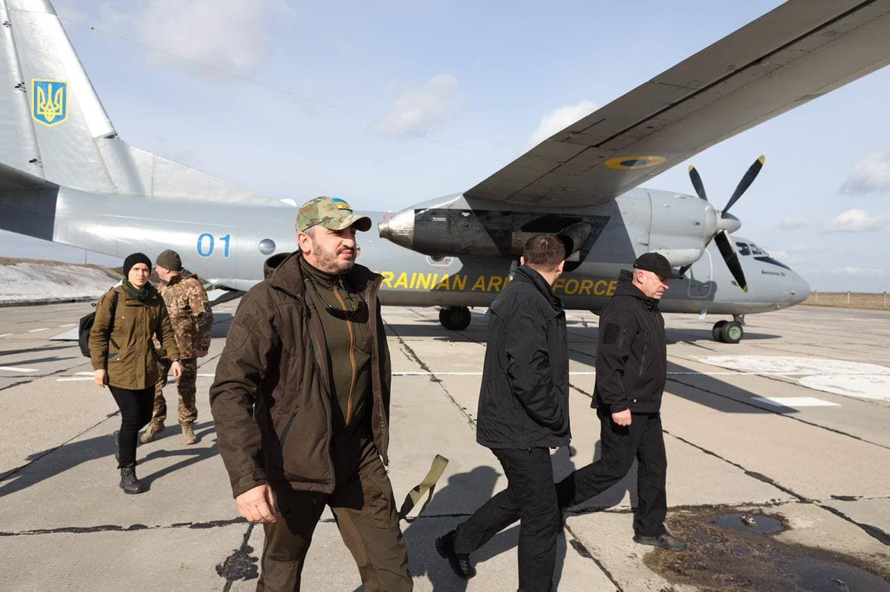 Нардепи та журналісти потрапили під обстріл на Донбас - Термінові новини - 24 Канал Нардепи та журналісти потрапили під обстріл на Донбас - Термінові новини - 24 Канал