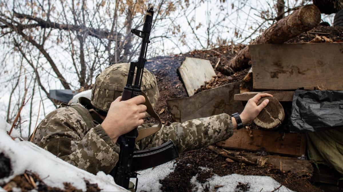 На Донбасі 2 військових загинули, а ще 4 отримали поранення - Найсвіжіші новини - 24 Канал