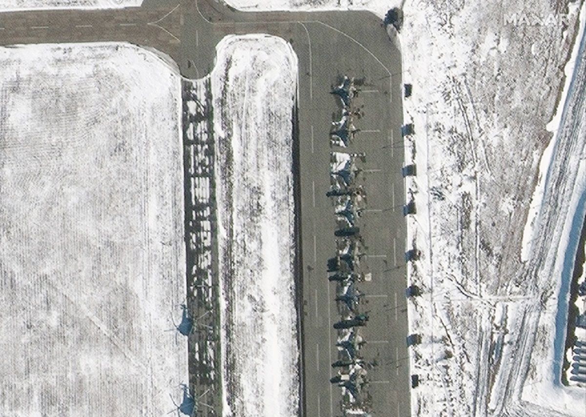 Вертолеты и штурмовики: спутники показали новые фото российской техники возле границ Украины