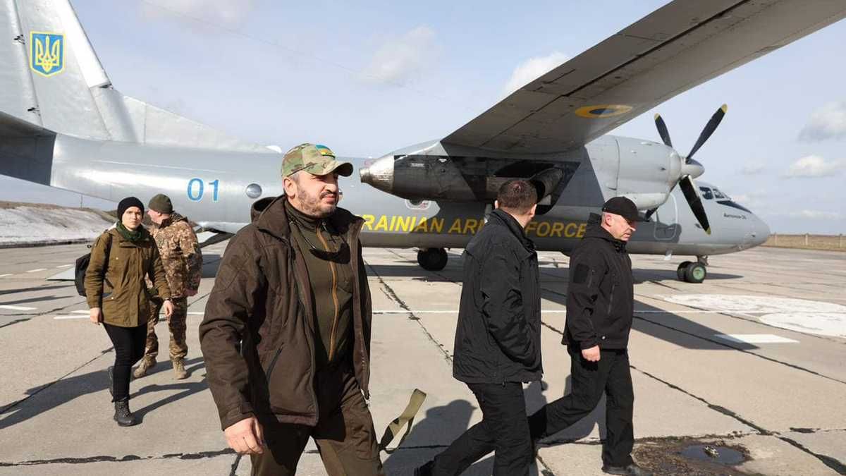 Обстріл нардепів, втрати на Донбасі та Зеленський у Мюнхені: головні новини 19 лютого - Термінові новини - 24 Канал