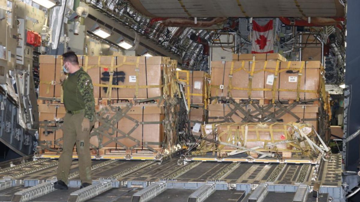 Пулеметы и стрелковое оружие: в Украину прибыл самолет с оружием от Канады Пулеметы и стрелковое оружие: в Украину прибыл самолет с оружием от Канады